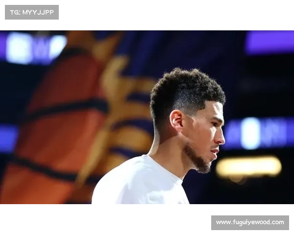 德文·布克凭借卓越视野与传球能力成为赛场亮点 德文·布克凭借卓越视野与传球能力成为赛场亮点